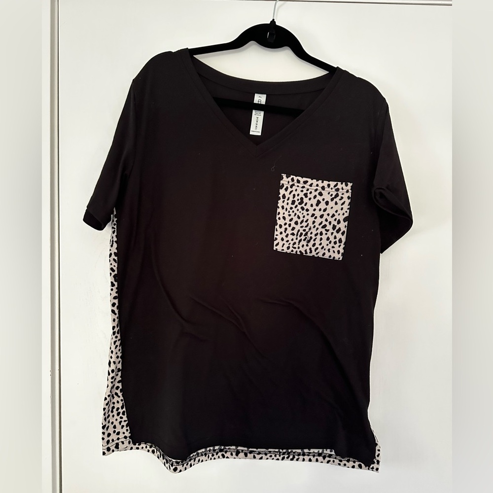 Black V-Neck Women’s Black and White Short Sleeve Top XL